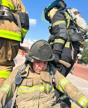 Bombero con equipo completo durante un entrenamiento