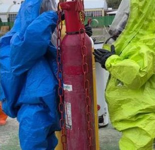 Práctica con trajes de protección química y un cilindro