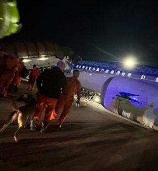 Equipos de emergencia trabajando junto a una aeronave